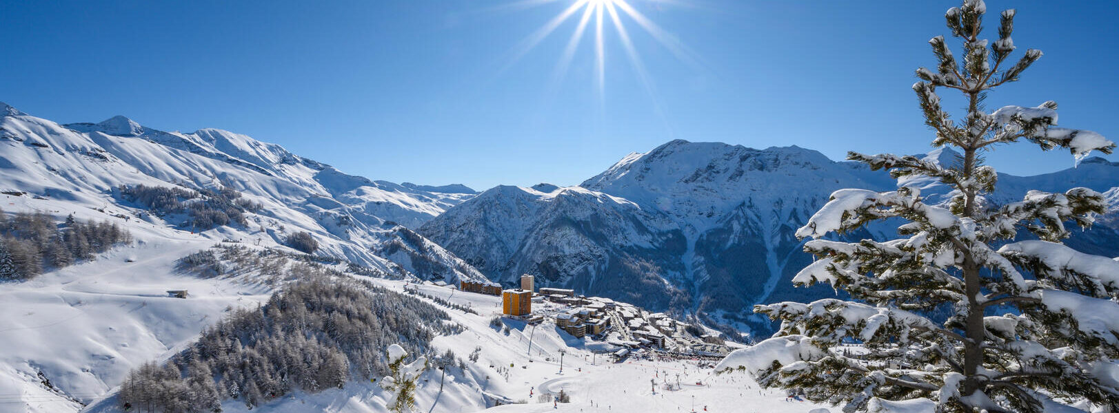 Vue sur les pistes de ski et la station d'Orcières Merlette sous le soleil