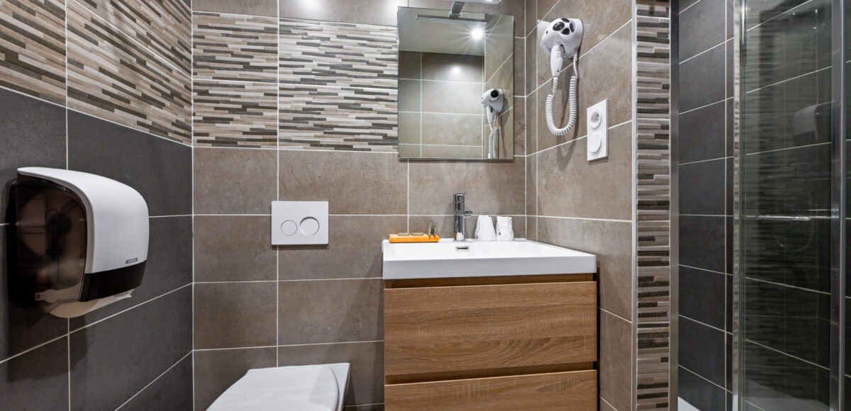 Salle de bain avec vasque en bois, douche à l'italienne et toilettes