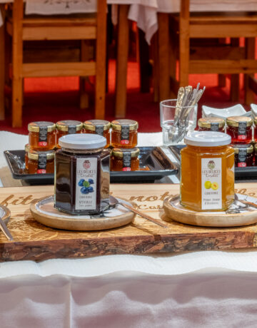 Pots de confitures et miel des producteurs partenaires