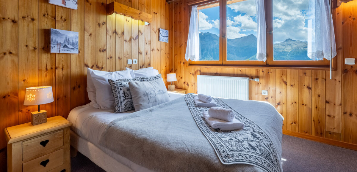 Lit double aux coussins motifs de cerfs avec vue sur les montagnes, Chambre Triple Confort