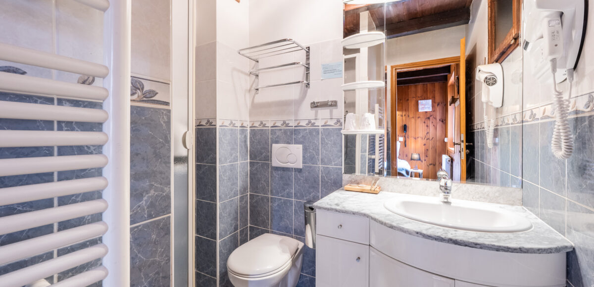 Salle de bain avec douche à l'italienne, vasque en marbre et sèche-cheveux
