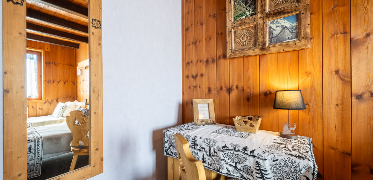 Bureau en bois avec lampe, cadre photo et corbeille décorative