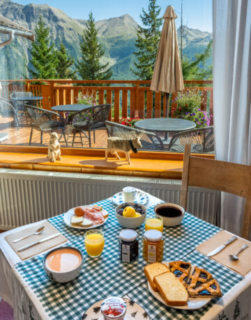 Petit déjeuner servi sur une table à l'intérieur